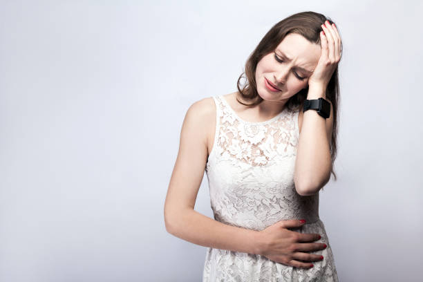 mujer llorando con dolor de estomago