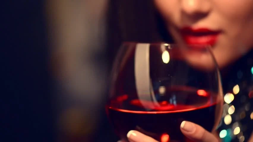 Mujer degustando vino