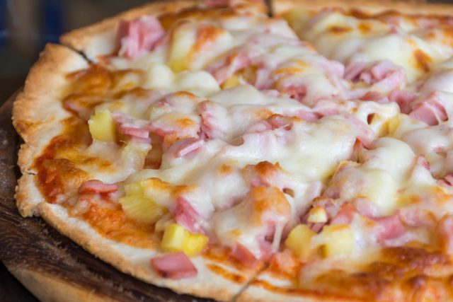 pizza con queso y piña