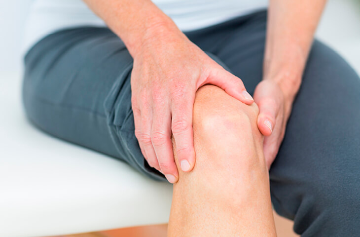 hombre con dolor de rodilla.