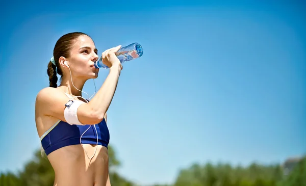 mujer bebiendo agua