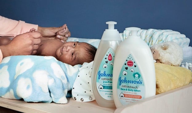 Niño con aceite de bebé