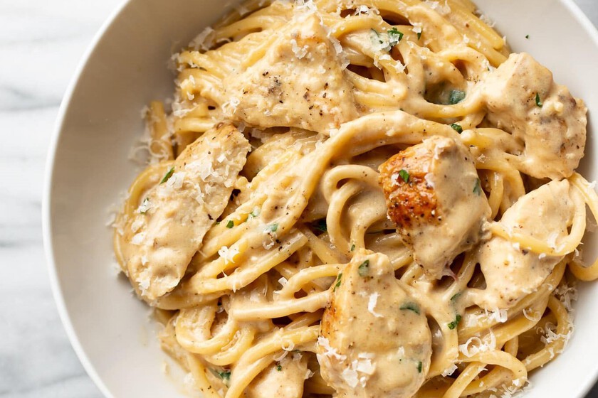 Pasta cremosa con pollo