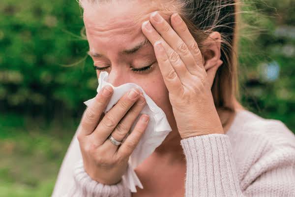 mujer con alergia