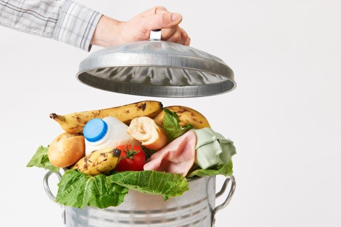 Cocina de reciclaje de un plato salen tres